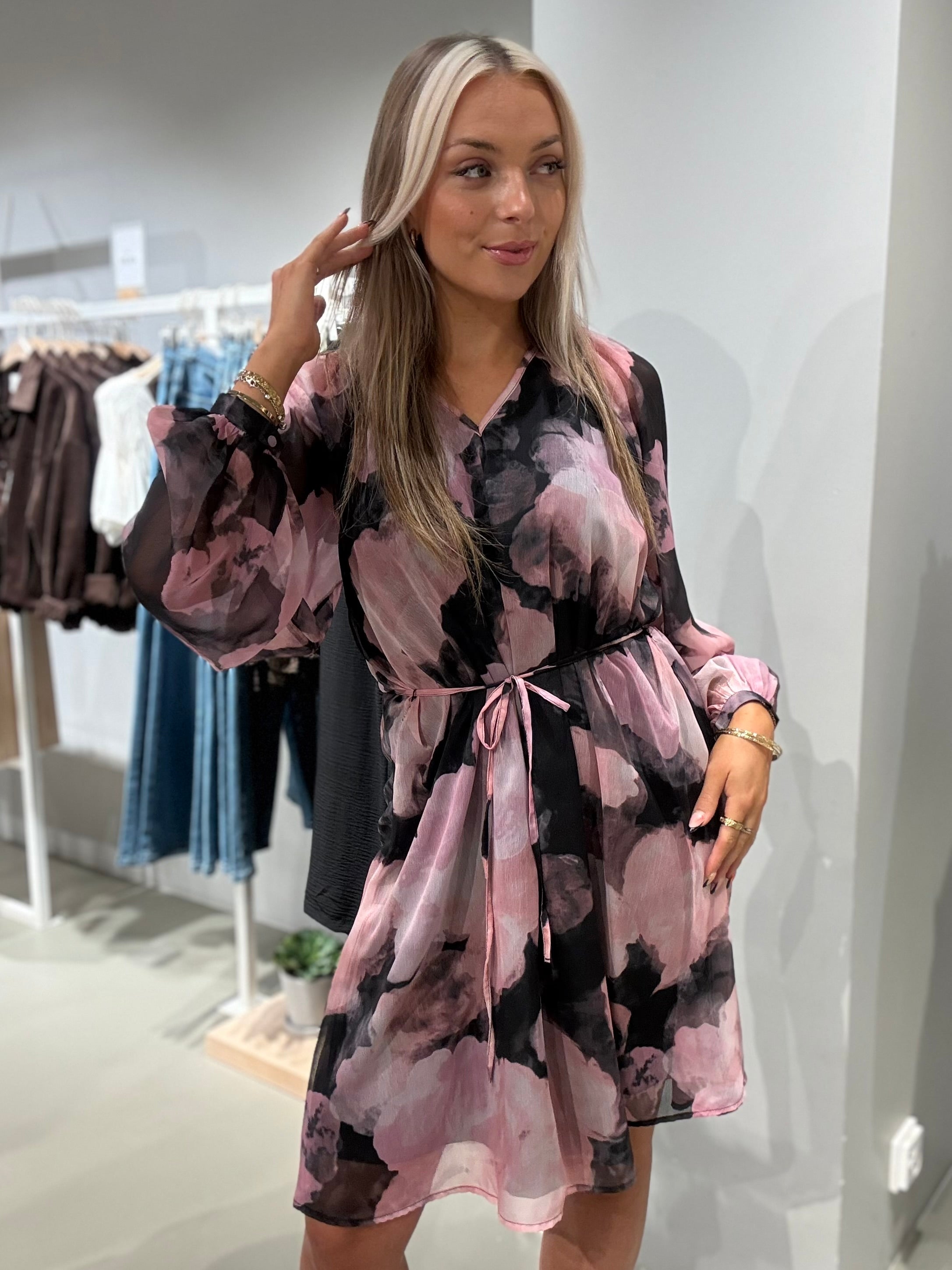 VIMOFLORA Midi Dress - Black