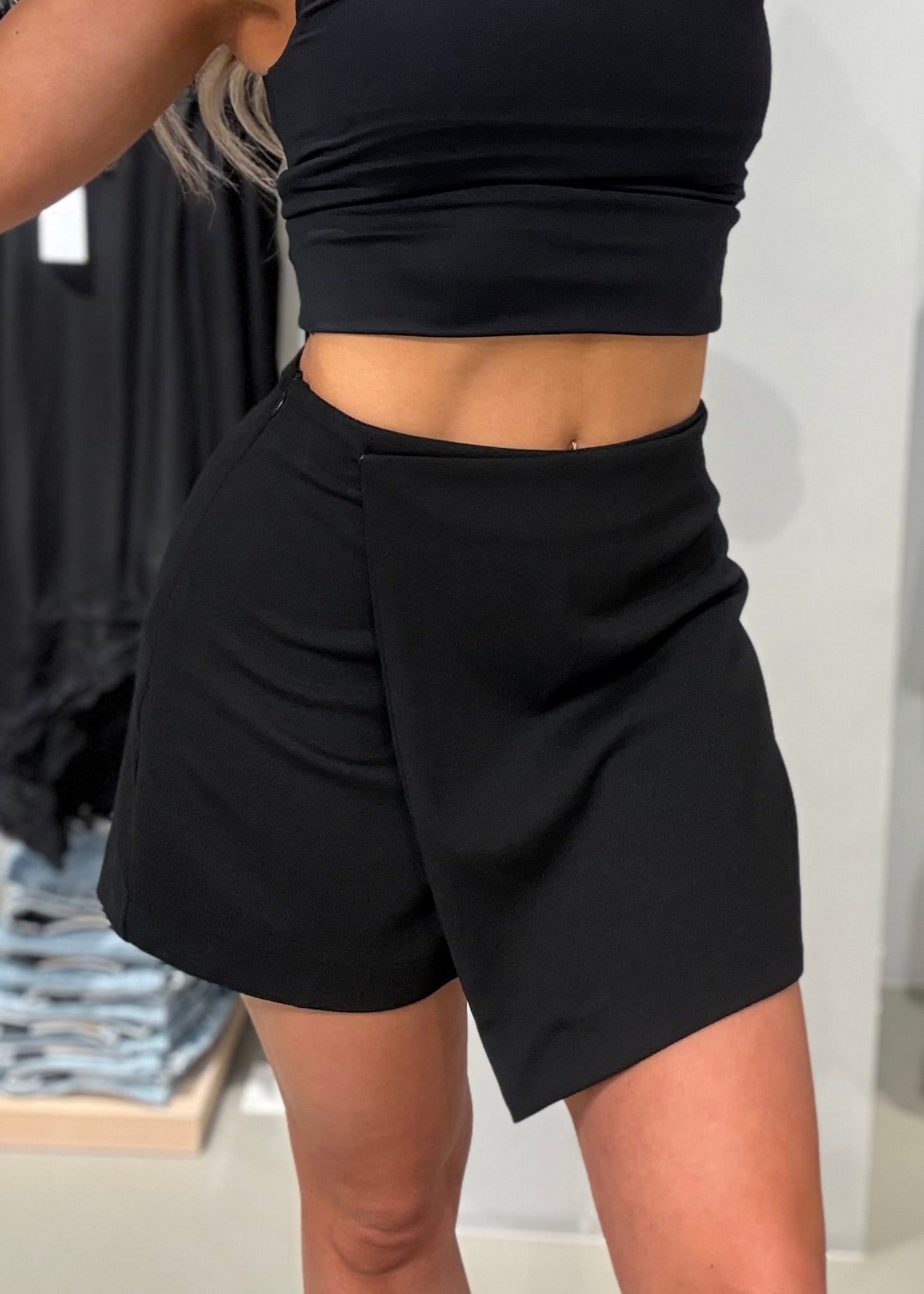 VICLARA Shorts - Black