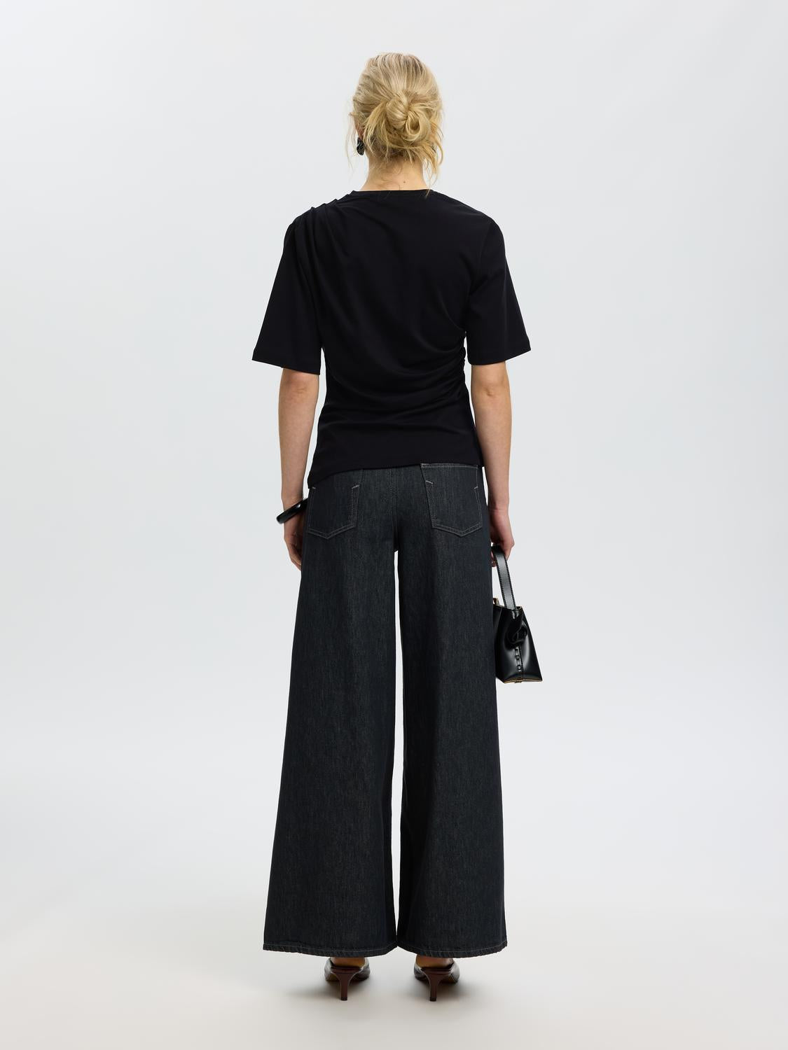 model_shot-back