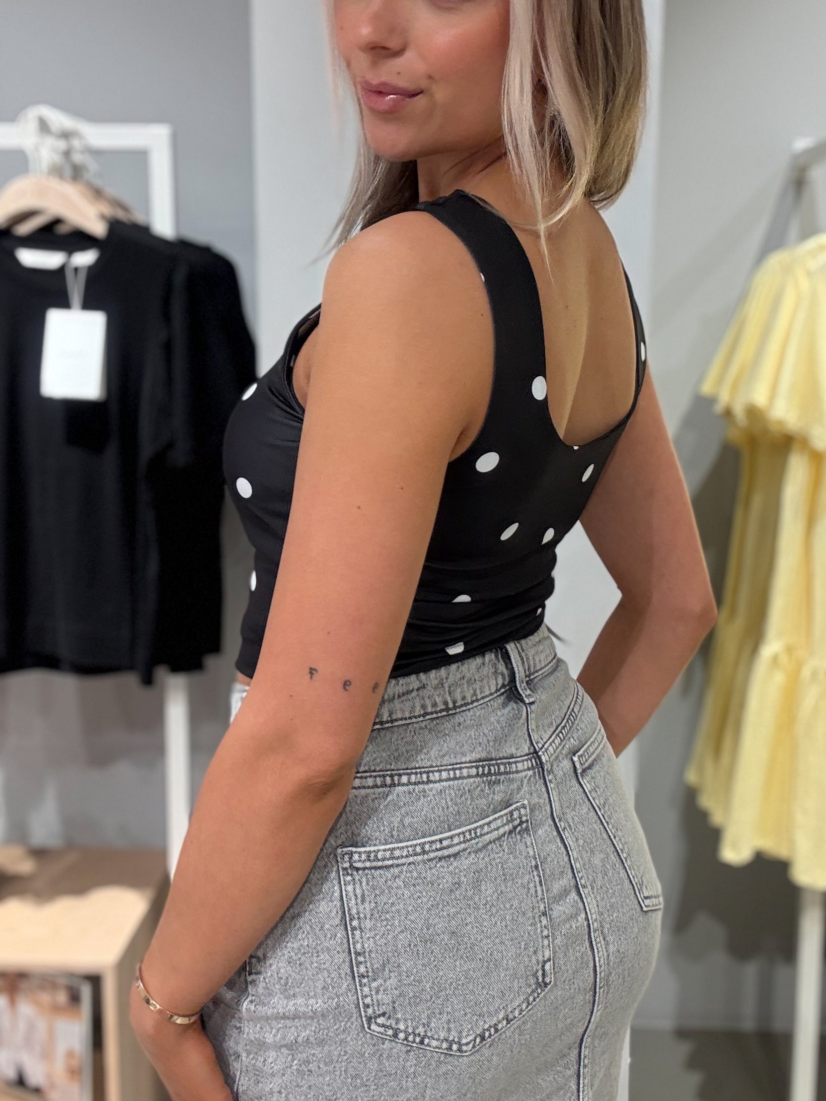 VIKENZA Top - Black
