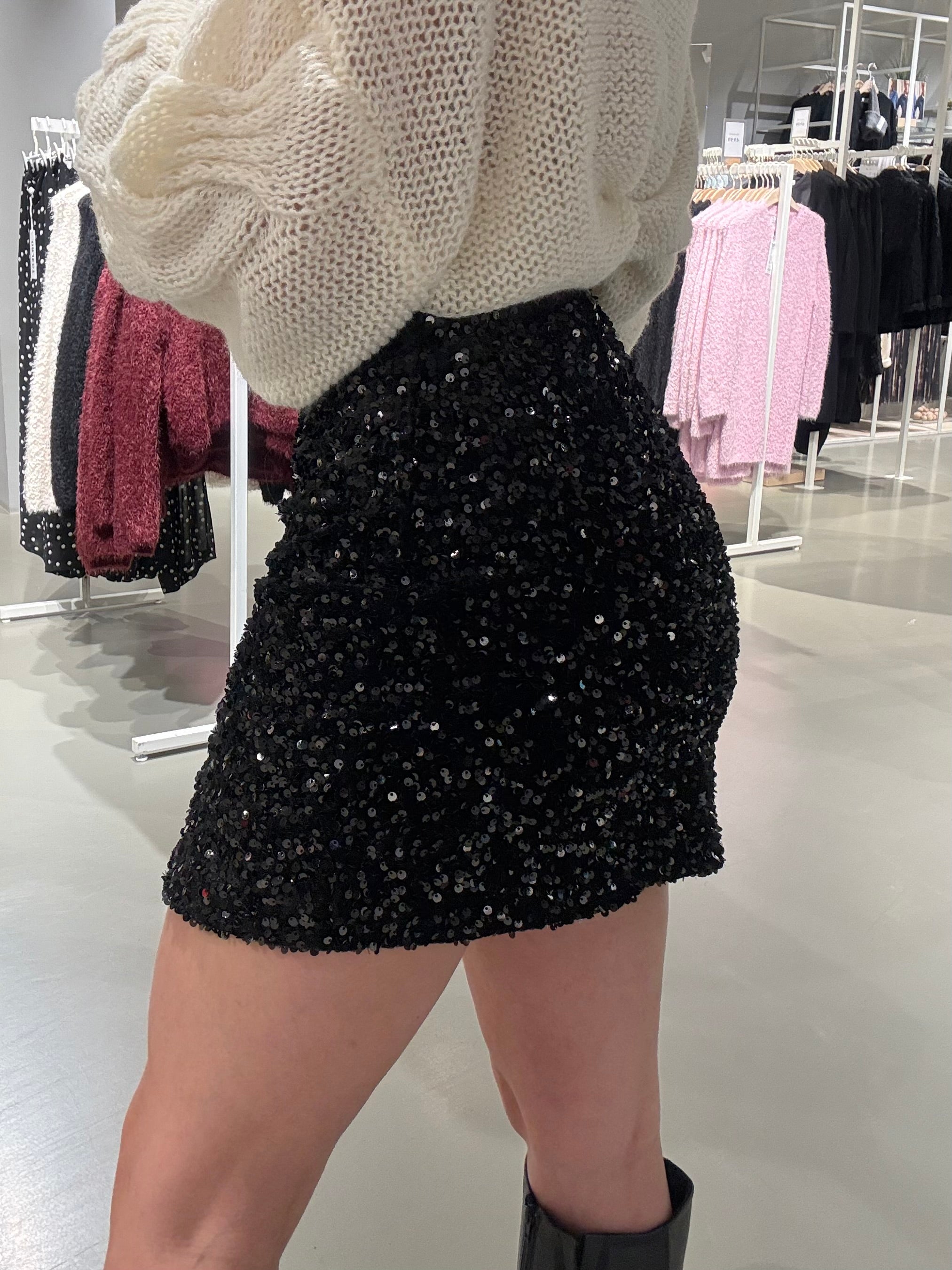 VIFAITH Mini Skirt - Black Beauty