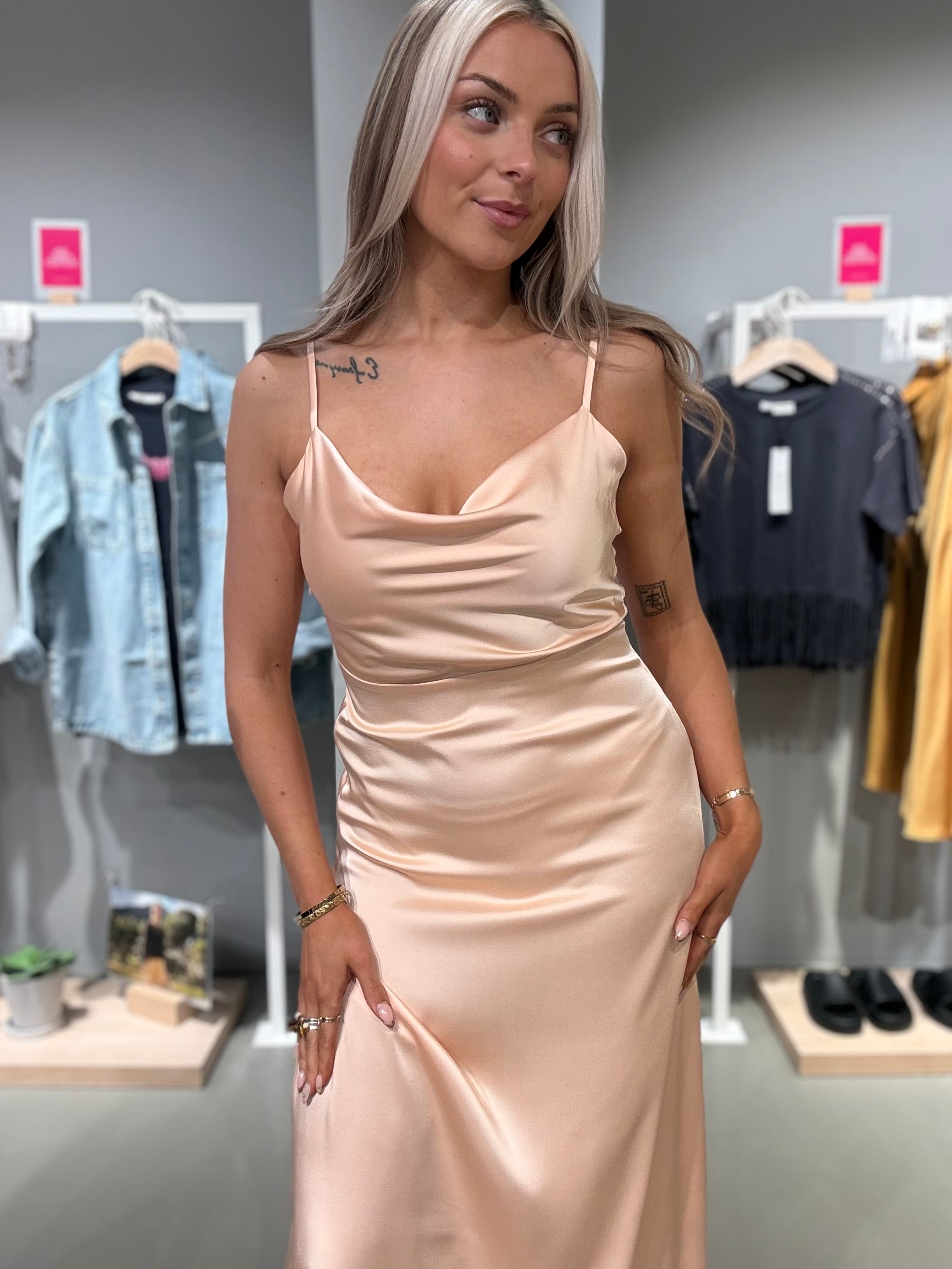 VIRAVENNA Long Dress - Peach Parfait