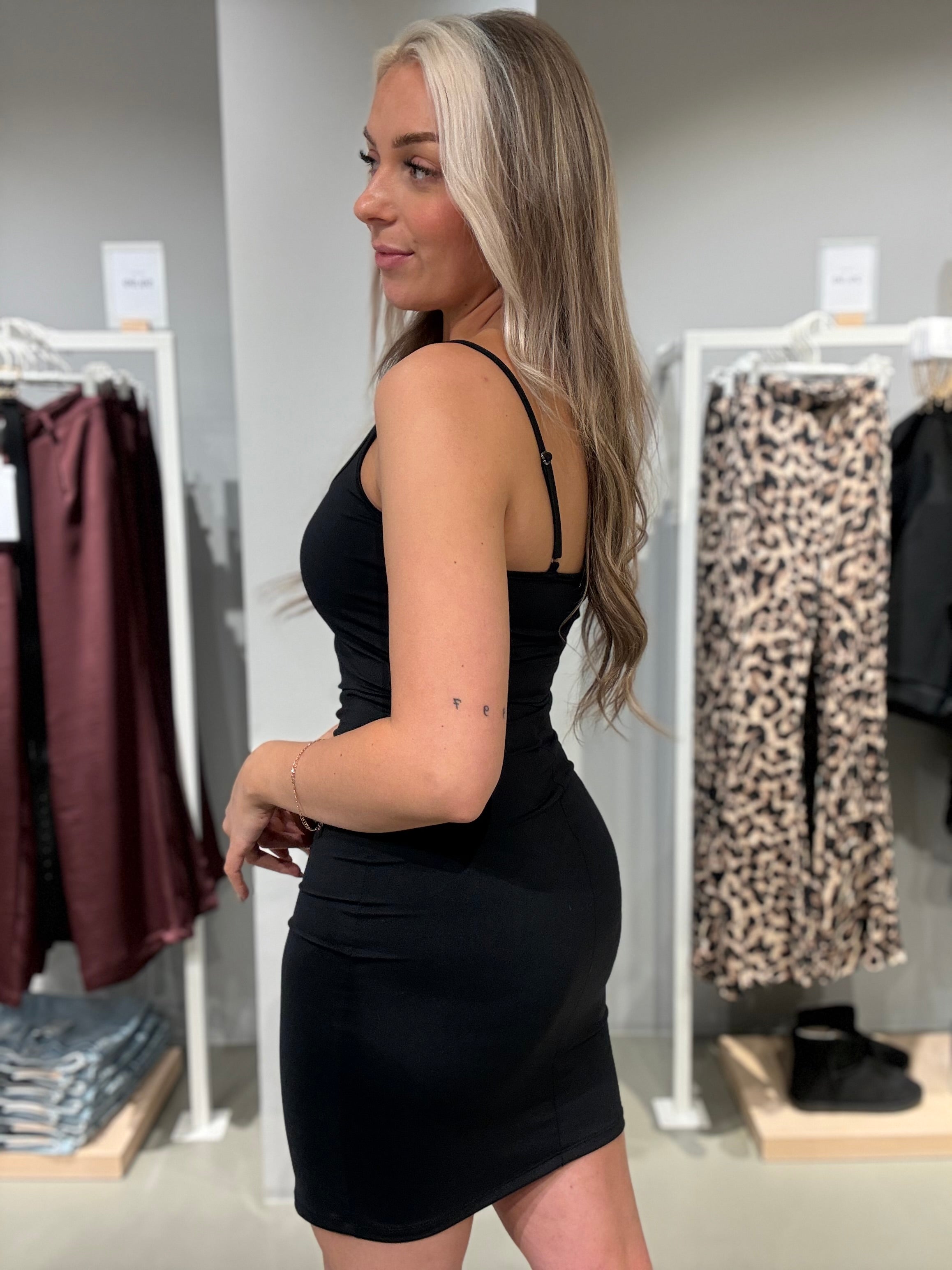 VIKENZA Short Dress - Black