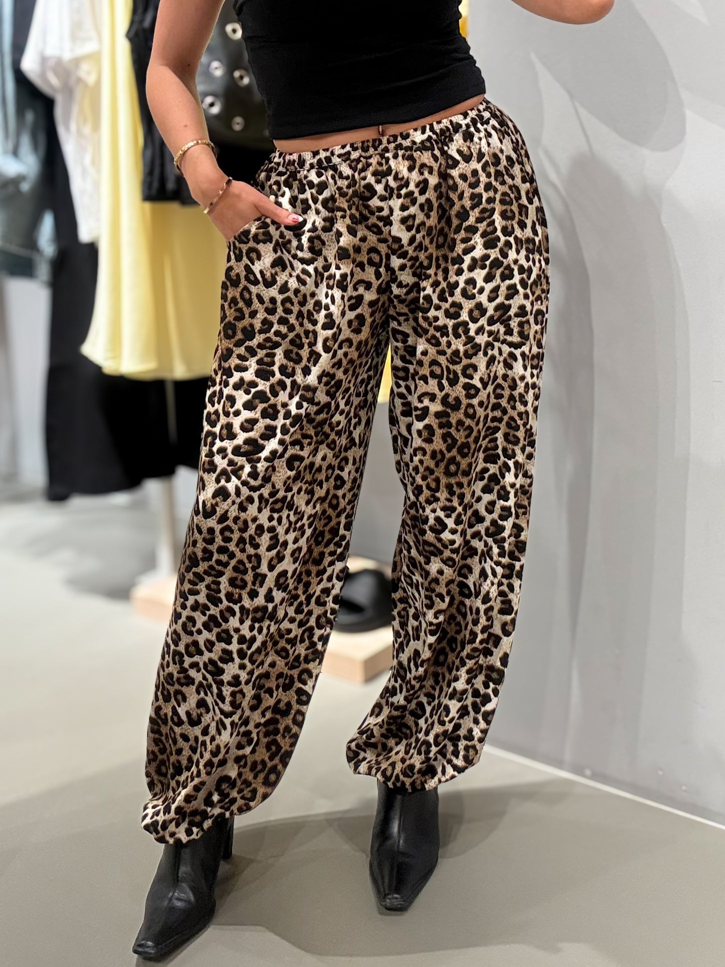 NMBEYA Trousers - Birch