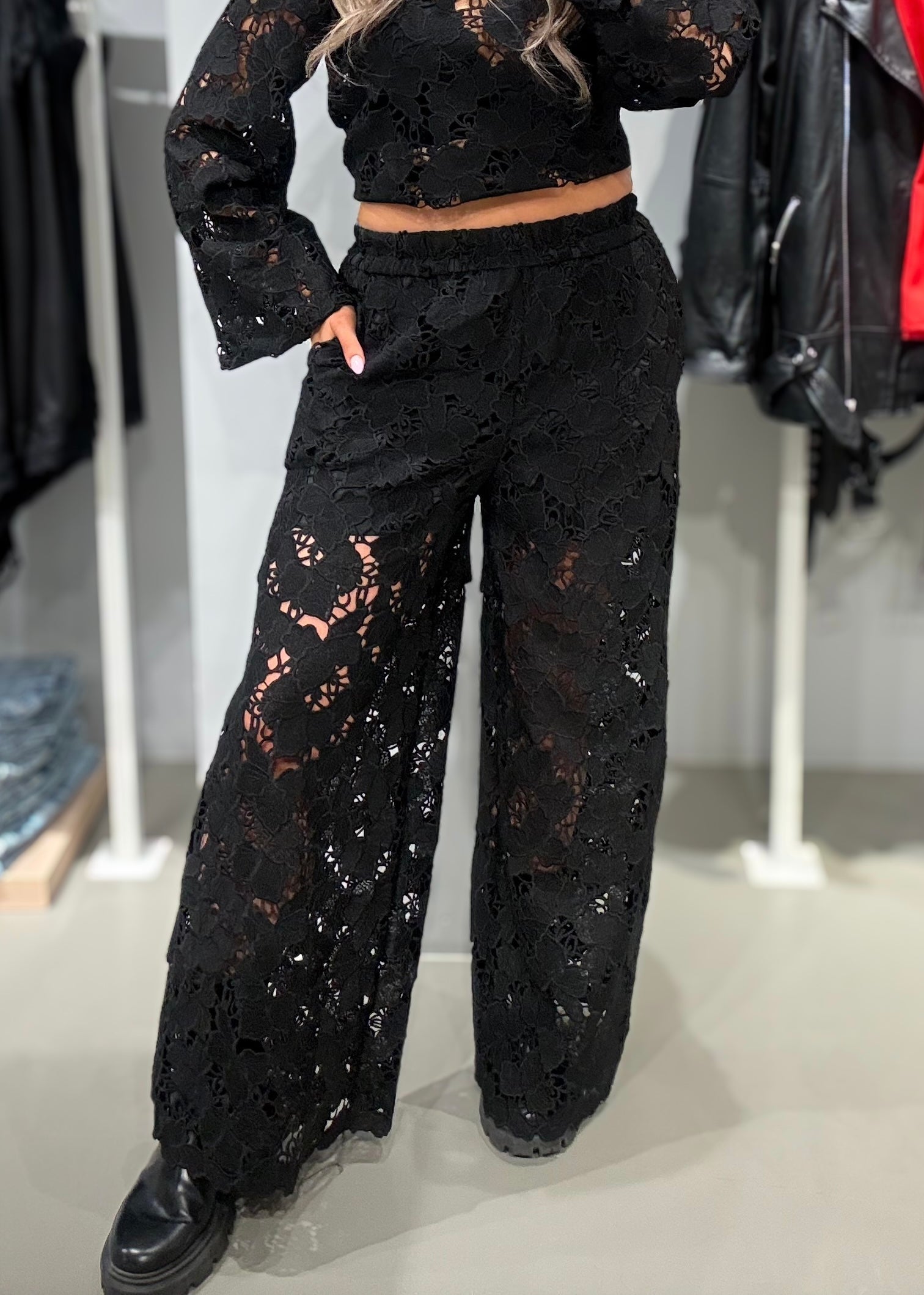 VIHYLDE Trousers - Black