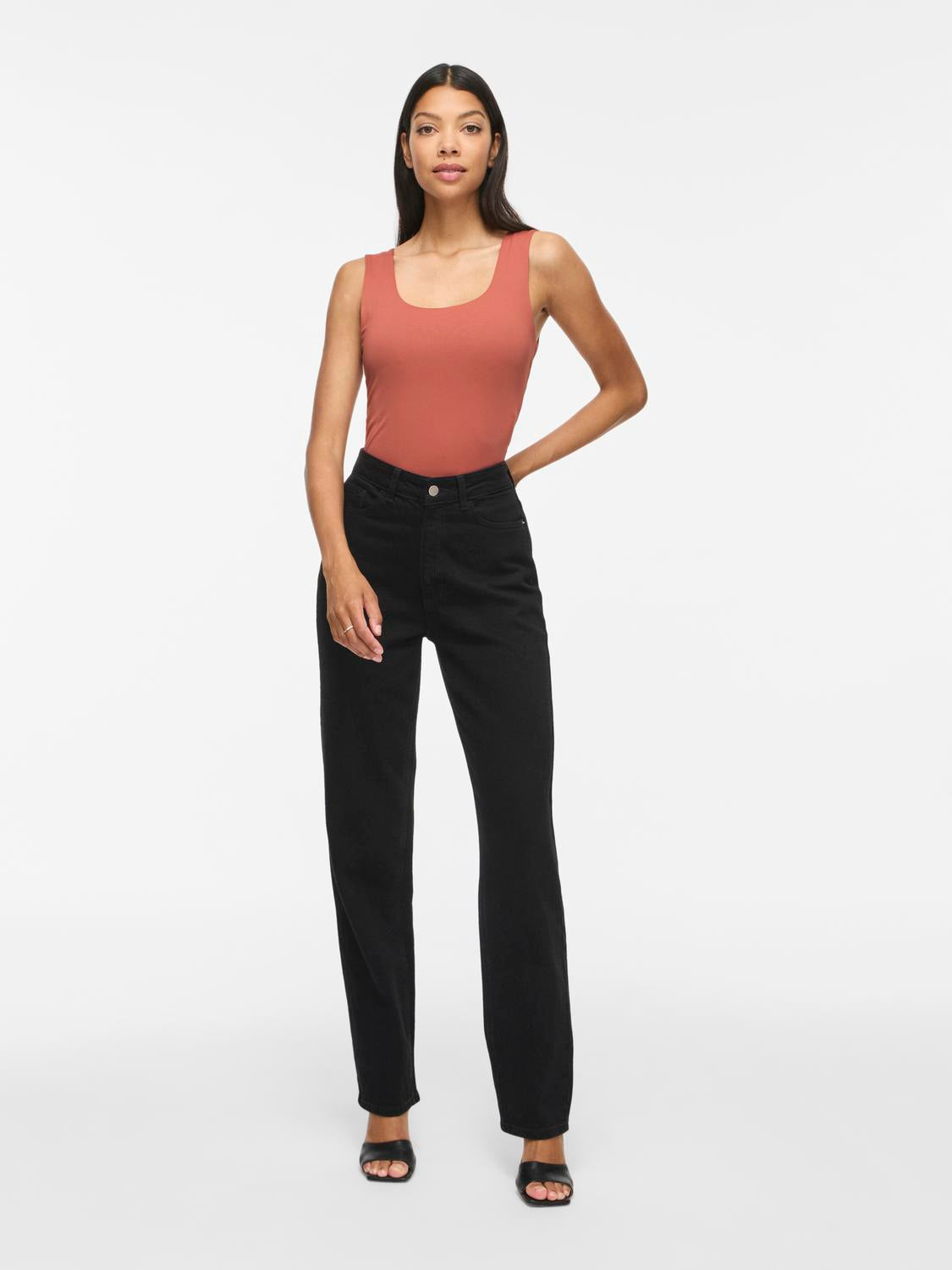 model_shot-front_full