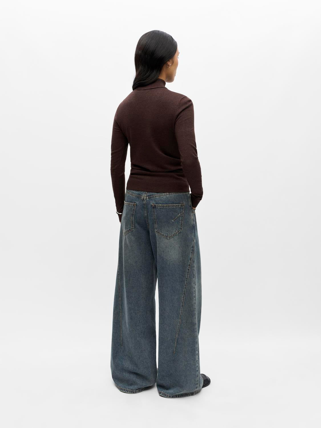 model_shot-back