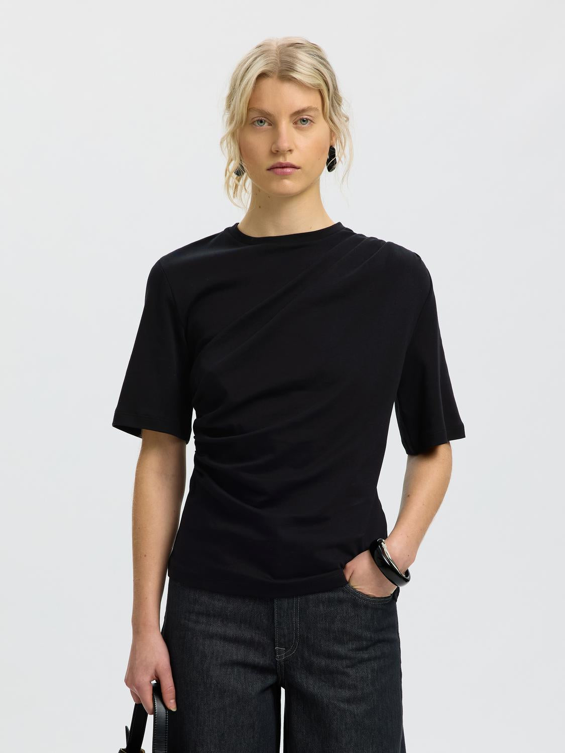 model_shot-front