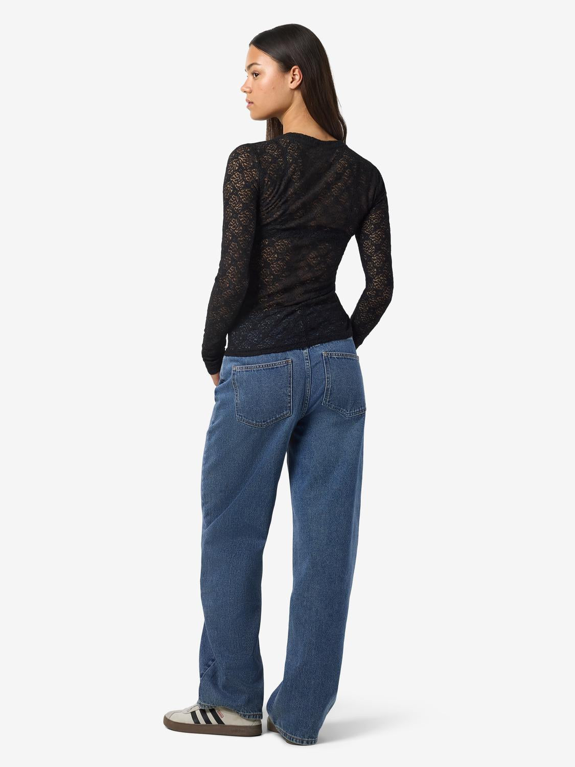 model_shot-front_full