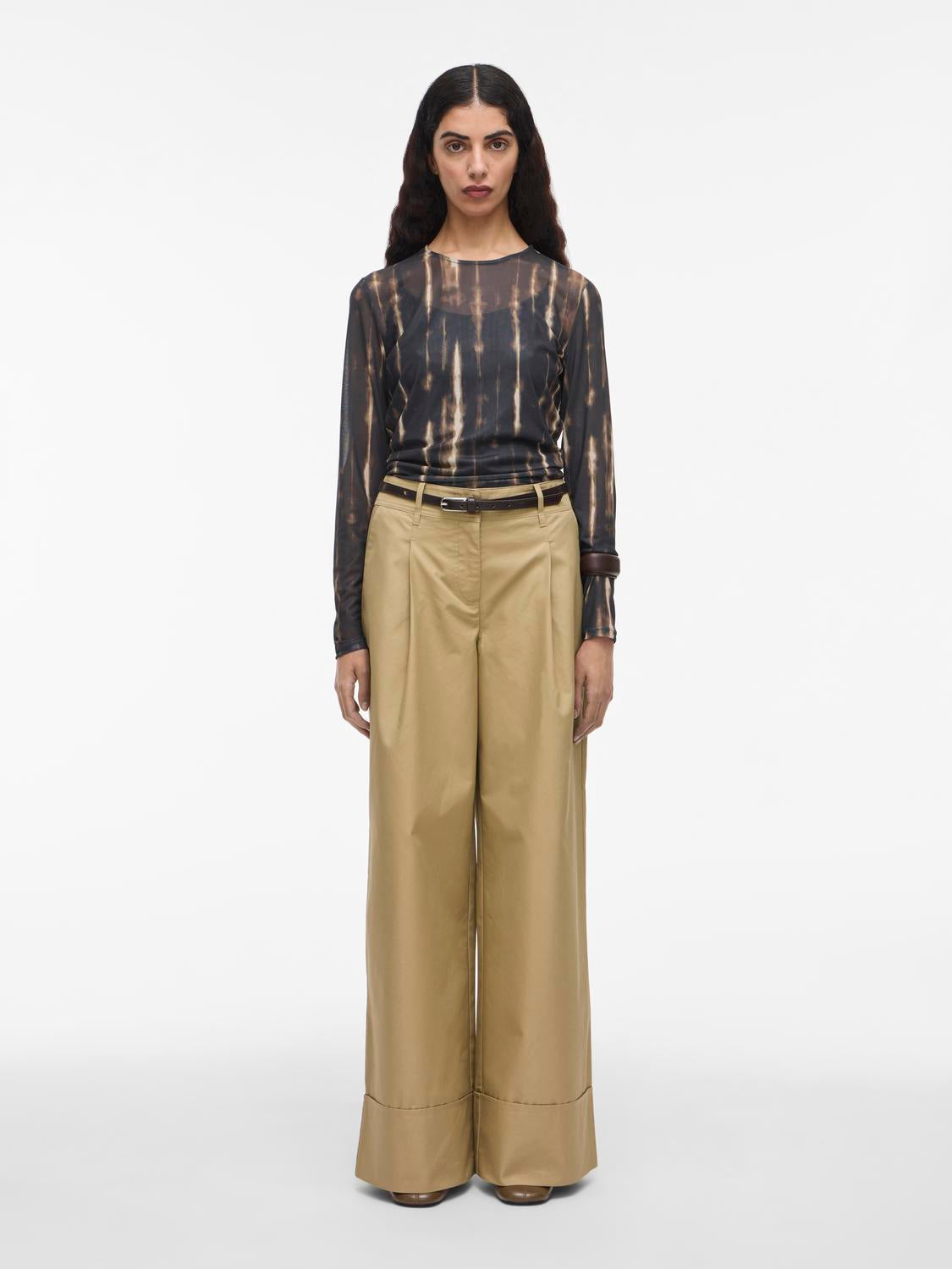 model_shot-front_full